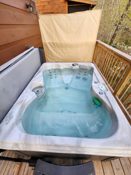 Dancing Bear Cabin- Relax & Enjoy! Holiday home Sevierville