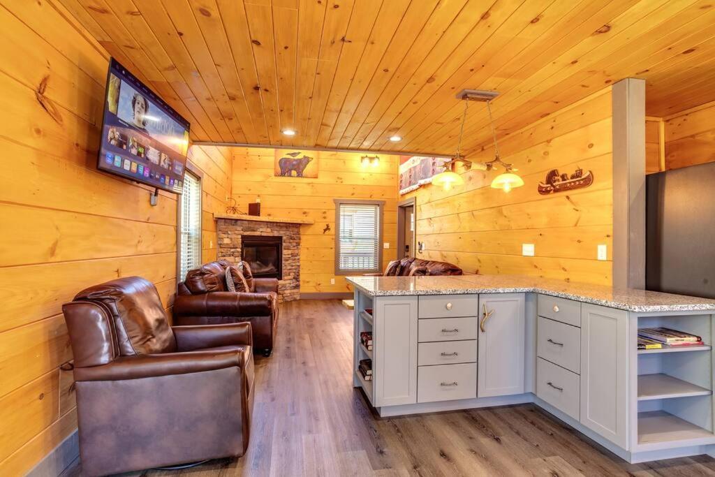 Dancing Bear Cabin- Relax & Enjoy! Holiday home Sevierville