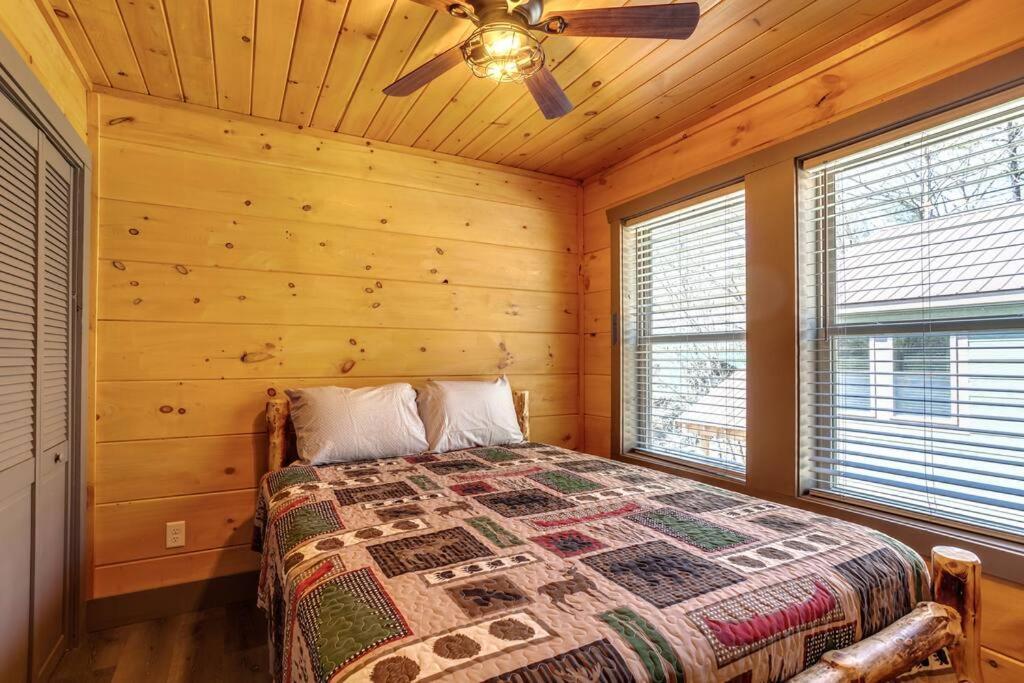 Holiday home Dancing Bear Cabin- Relax & Enjoy!