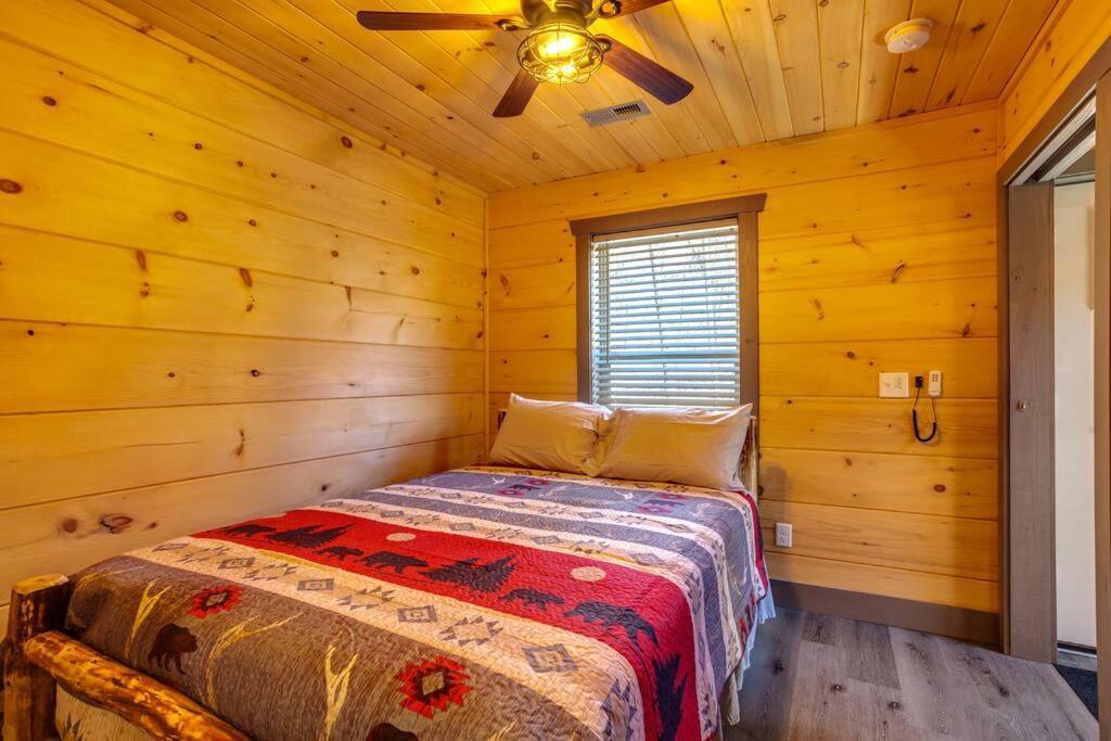 Dancing Bear Cabin- Relax & Enjoy! Holiday home *