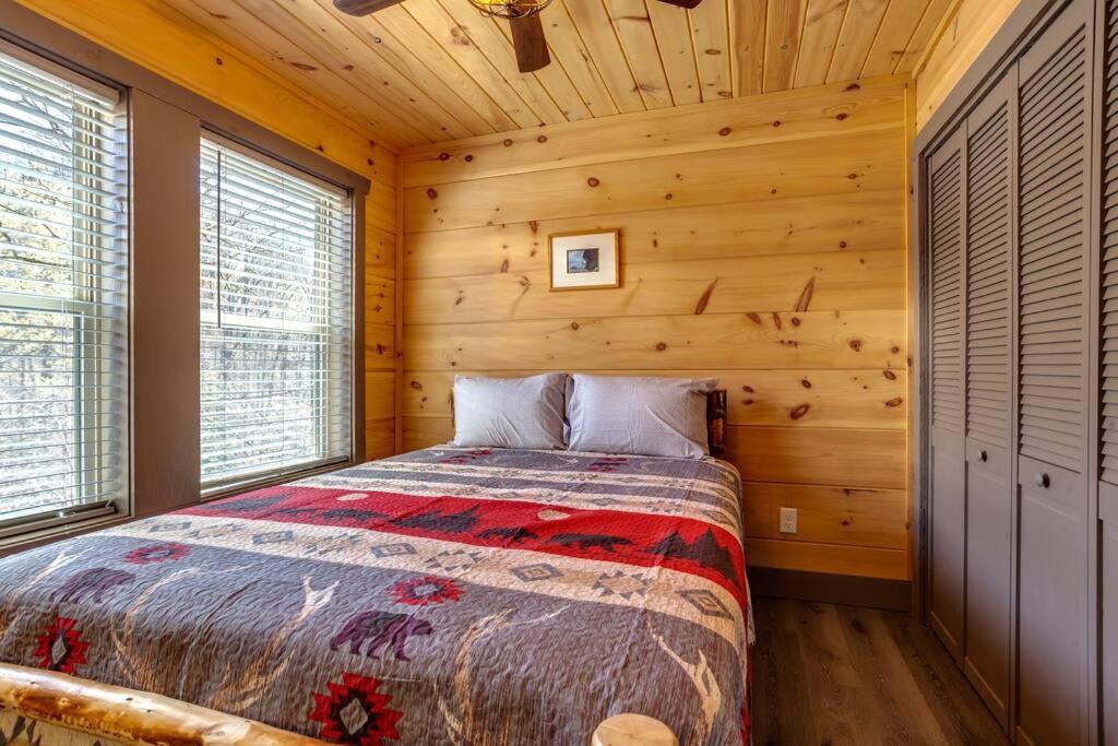 Dancing Bear Cabin- Relax & Enjoy! Holiday home