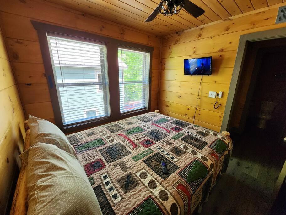 Dancing Bear Cabin- Relax & Enjoy! * Sevierville
